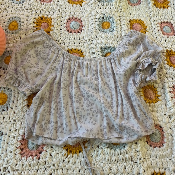 adorable cheetah print top ! 🩵 - Picture 3 of 5